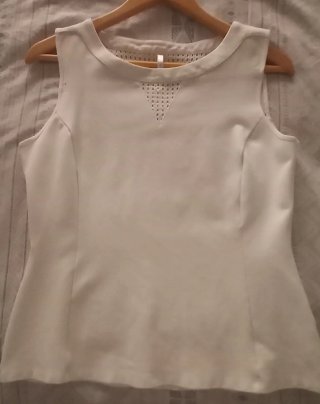Top blanco elástico con detalle de rejilla
