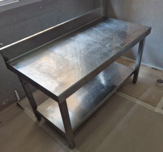 Mesa Acero Inoxidable con Peto y Balda