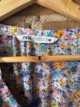 Vestido Zara floral corto