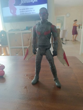 Muñeco Falcon Marvel