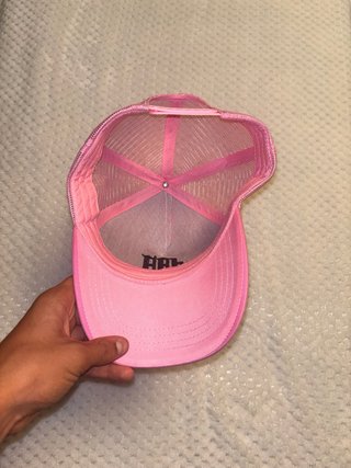 Gorra rosa con letra M