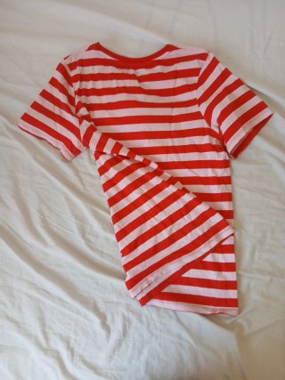 Camiseta de rayas rojas y rosas