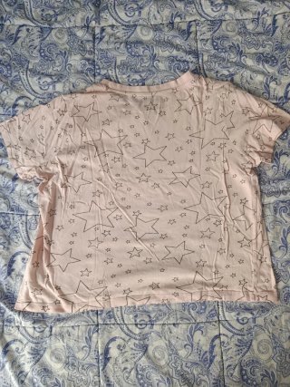 Camiseta rosa con estrellas