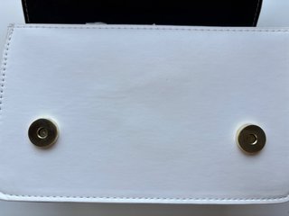 Bolso blanco acolchado con doble cadena
