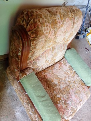 Elegante sillón tapizado floral
