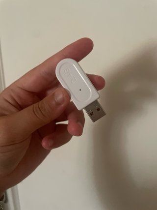 Cascos inalámbricos blancos y negros
