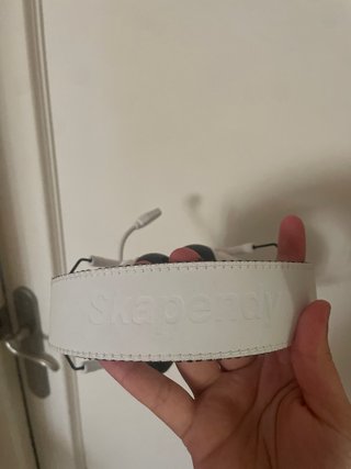 Cascos inalámbricos blancos y negros