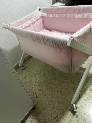 Minicuna rosa con ruedas