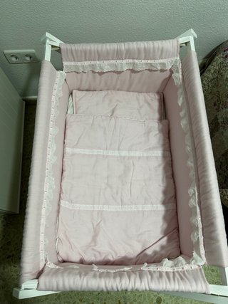 Minicuna rosa con ruedas