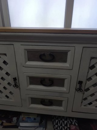 Mueble de madera blanco y marrón