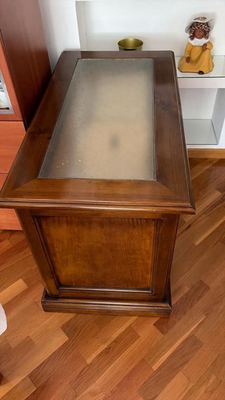 Baúl de madera con tapa de cristal