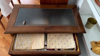 Baúl de madera con tapa de cristal