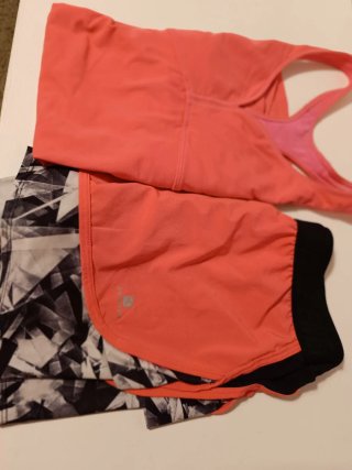 Conjunto pantalon y camiseta deportiva rosa