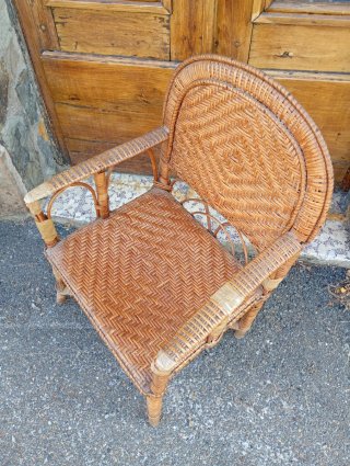 Sillón antiguo de mimbre