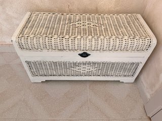 Baúl de mimbre blanco con detalles negros