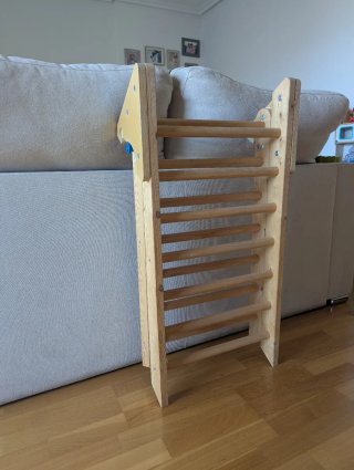 Triángulo Pikler madera con presas escalada