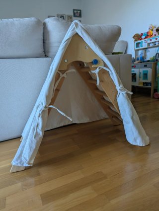 Triángulo Pikler madera con presas escalada