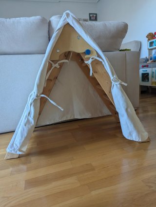 Triángulo Pikler madera con presas escalada