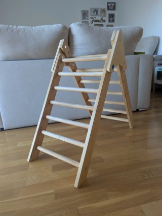 Triángulo Pikler madera con presas escalada
