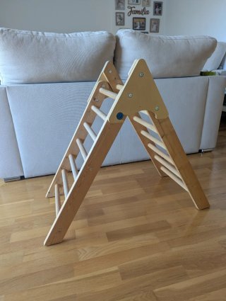 Triángulo Pikler madera con presas escalada