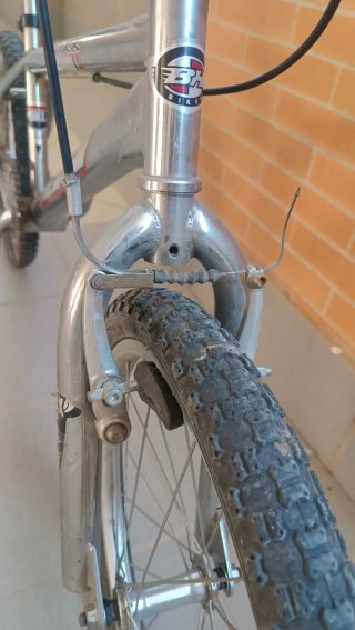 Bicicleta BMX plateada