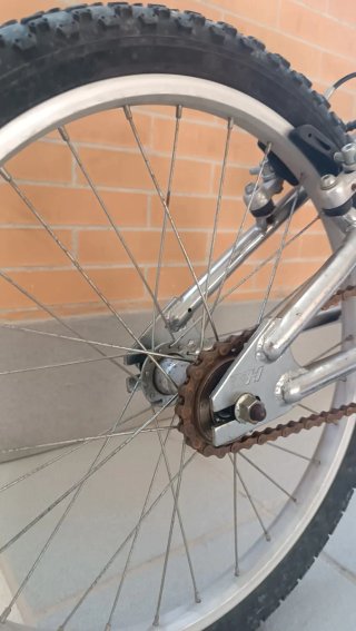 Bicicleta BMX plateada