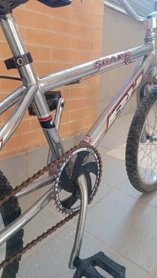 Bicicleta BMX plateada