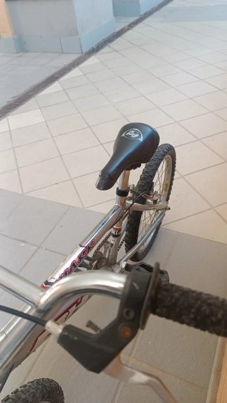 Bicicleta BMX plateada