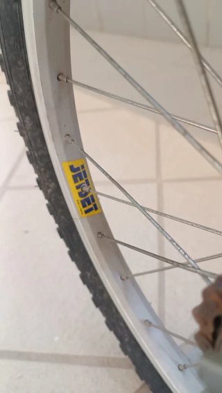 Bicicleta BMX plateada