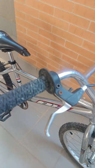 Bicicleta BMX plateada