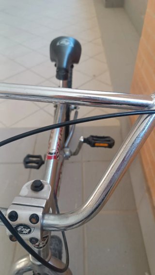 Bicicleta BMX plateada
