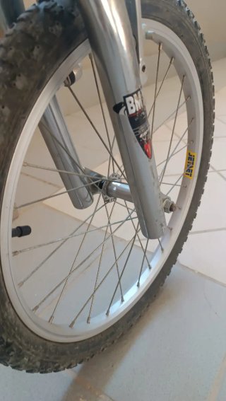 Bicicleta BMX plateada