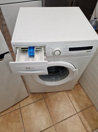 Nevera Hisense y Lavadora Blanca