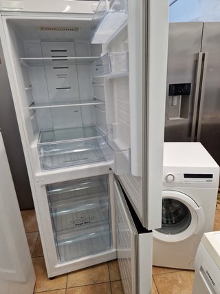 Nevera Hisense y Lavadora Blanca