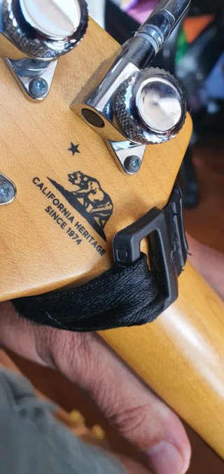 Guitarra Ernie Ball Music Man StingRay RS 2016