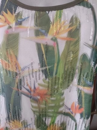 Blusa sin mangas estampado tropical y lentejuelas