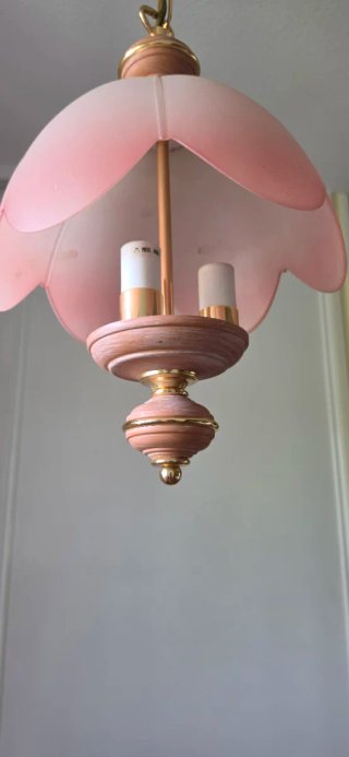 Lámpara cristal y madera en color rosa y dorada