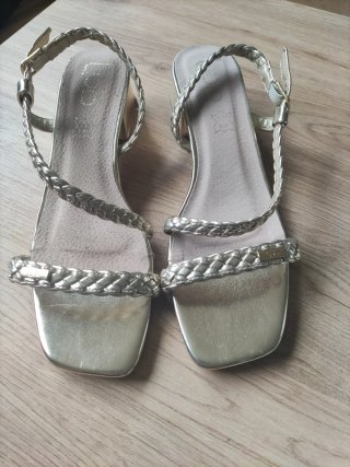 Sandalias doradas mujer
