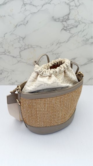 Bolso bucket Naulover PP y rafia