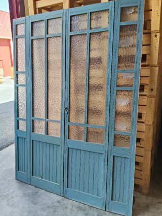 Puerta acristalada de madera azul
