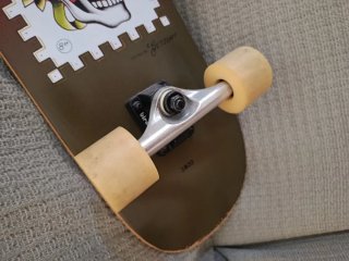 Skate Shuriken Pro con diseño calavera y mariposa