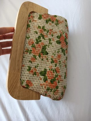 Bolso de mano floral con marco de madera