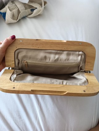 Bolso de mano floral con marco de madera