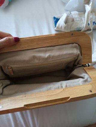 Bolso de mano floral con marco de madera