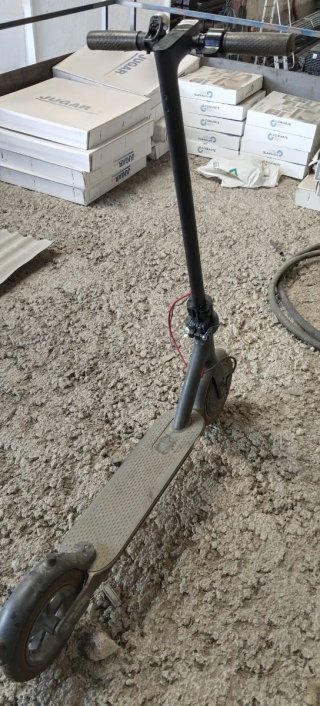 Patinete eléctrico gris