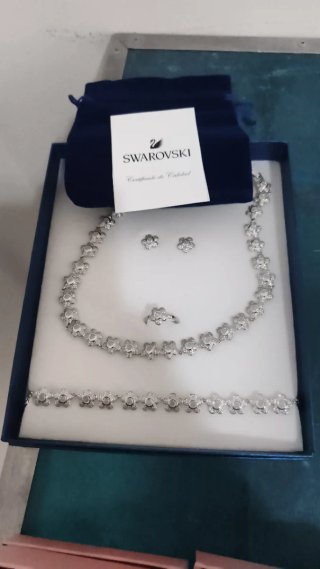 Conjunto Flores Plata hay también dorado