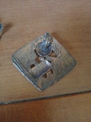 Pendientes largos dorados y plateados
