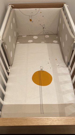 Cuna de bebé con ruedas + colchón