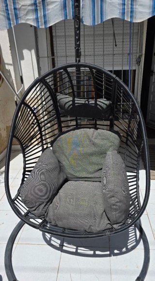 Silla Huevo Exterior Negra como nueva de mimbre.