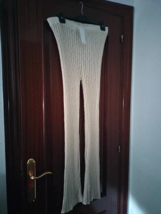 Pantalón de punto acampanado beige